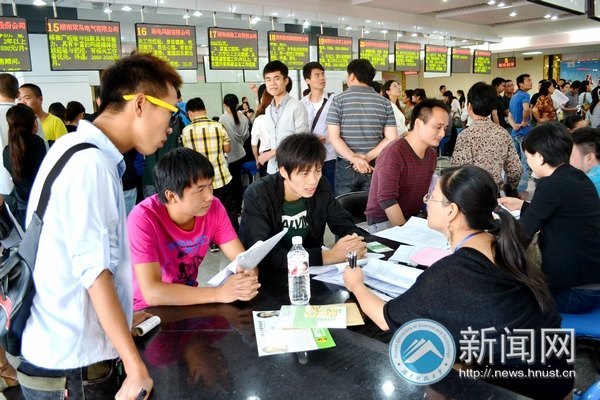 湖南科技大學組織百名2013屆畢業生參加湘潭高新區企業人才專場招聘會