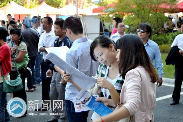 湖南科技大學組織百名2013屆畢業生參加湘潭高新區企業人才專場招聘會