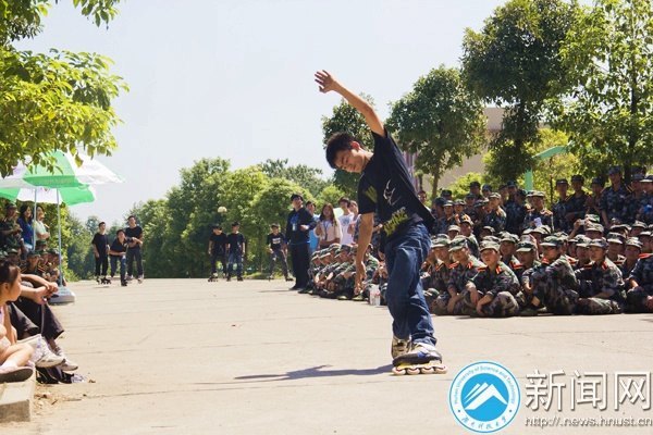 新生軍訓慰問演出  濃情勝濃“晴”