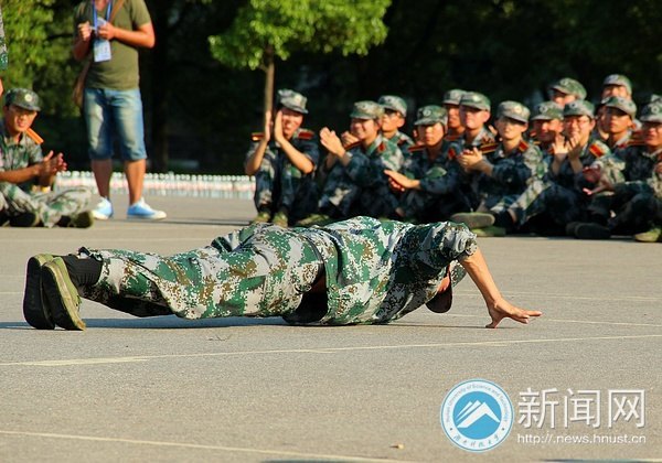 新生軍訓慰問演出  濃情勝濃“晴”