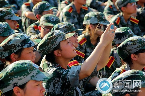 新生軍訓慰問演出  濃情勝濃“晴”