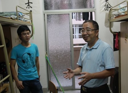 王正部長走訪學生寢室指導文明寢室創建工作