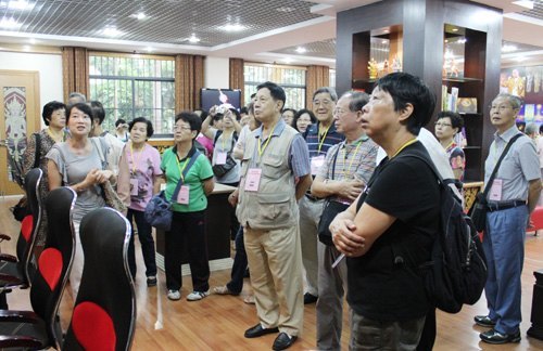 澳門中華教育會退休教師訪問團來廣西師范學院訪問