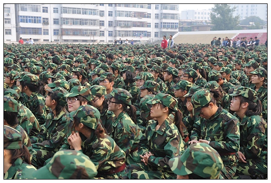 晉中學(xué)院在北院體育場(chǎng)舉行2012級(jí)新生軍訓(xùn)動(dòng)員大會(huì)