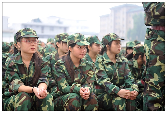 晉中學(xué)院在北院體育場(chǎng)舉行2012級(jí)新生軍訓(xùn)動(dòng)員大會(huì)