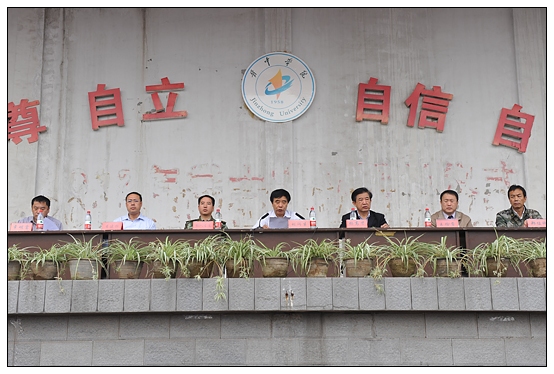 晉中學(xué)院在北院體育場(chǎng)舉行2012級(jí)新生軍訓(xùn)動(dòng)員大會(huì)