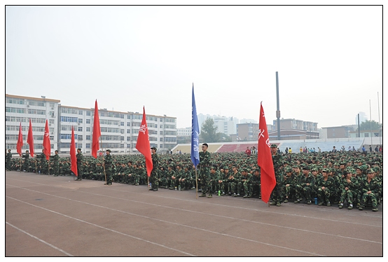晉中學(xué)院在北院體育場(chǎng)舉行2012級(jí)新生軍訓(xùn)動(dòng)員大會(huì)