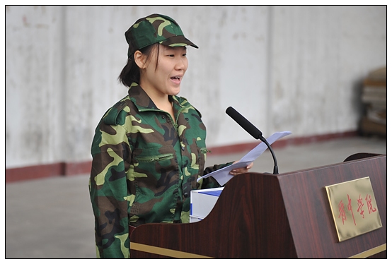 晉中學(xué)院在北院體育場(chǎng)舉行2012級(jí)新生軍訓(xùn)動(dòng)員大會(huì)