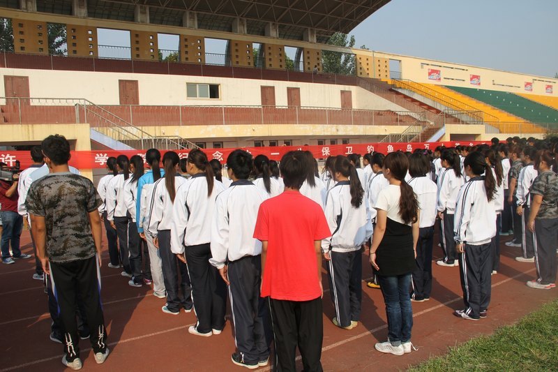 許昌學院舉行“紀念九·一八,保衛釣魚島”萬人宣誓簽名儀式