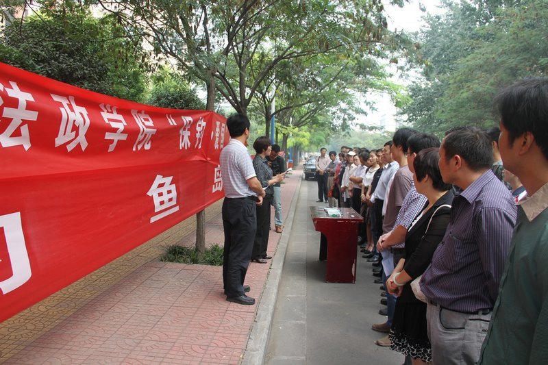 許昌學院舉行“紀念九·一八,保衛釣魚島”萬人宣誓簽名儀式