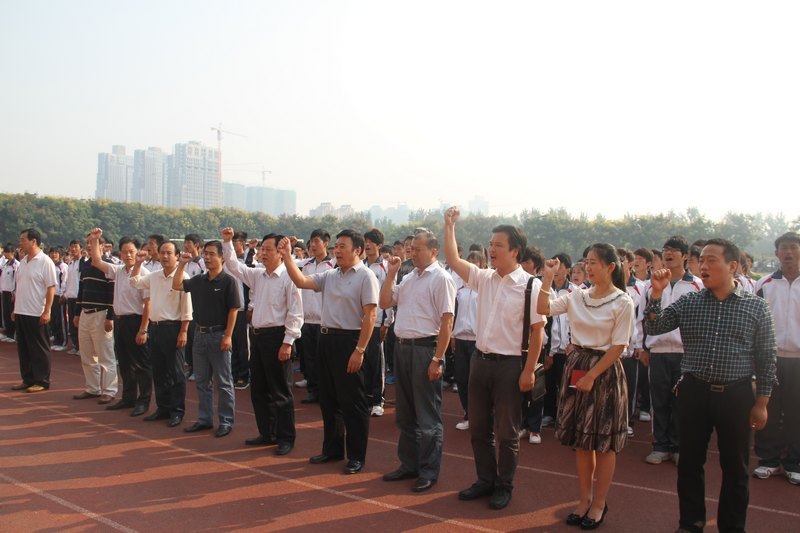 許昌學院舉行“紀念九·一八,保衛釣魚島”萬人宣誓簽名儀式