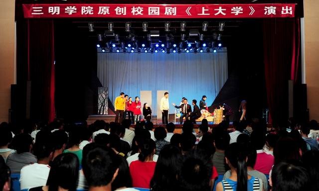 市領(lǐng)導(dǎo)與2012級新生同看《上大學(xué)》