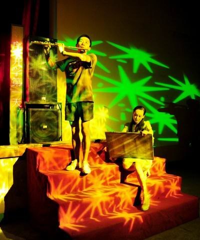 市領(lǐng)導(dǎo)與2012級新生同看《上大學(xué)》