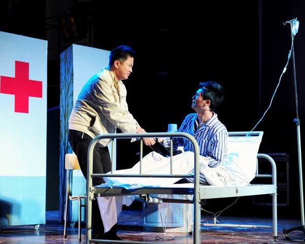 市領(lǐng)導(dǎo)與2012級新生同看《上大學(xué)》