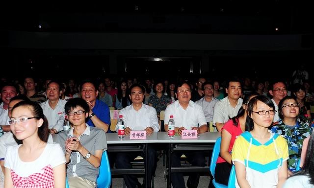 市領(lǐng)導(dǎo)與2012級新生同看《上大學(xué)》