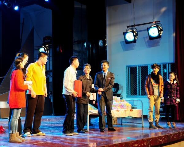 市領(lǐng)導(dǎo)與2012級新生同看《上大學(xué)》