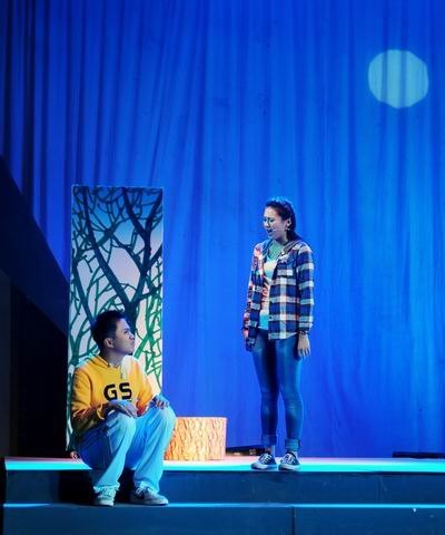 市領(lǐng)導(dǎo)與2012級新生同看《上大學(xué)》