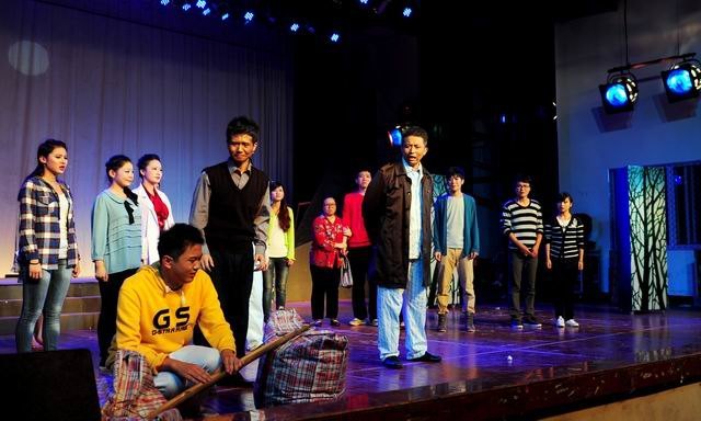 市領(lǐng)導(dǎo)與2012級新生同看《上大學(xué)》