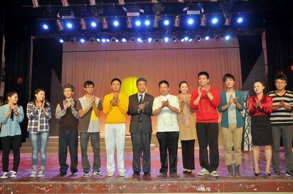 市領(lǐng)導(dǎo)與2012級新生同看《上大學(xué)》