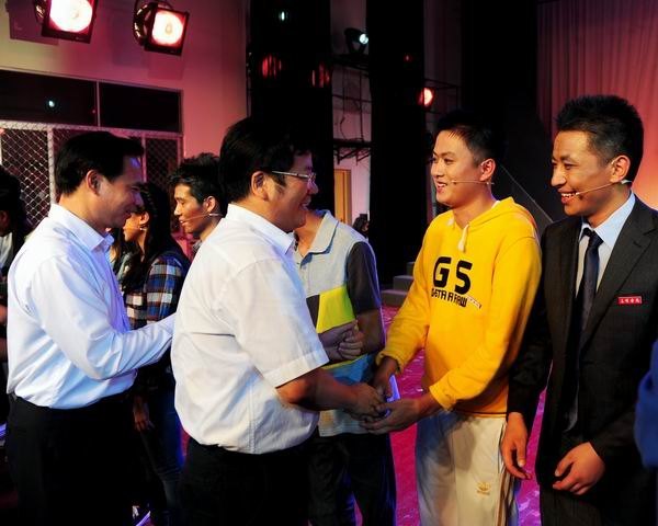 市領(lǐng)導(dǎo)與2012級新生同看《上大學(xué)》