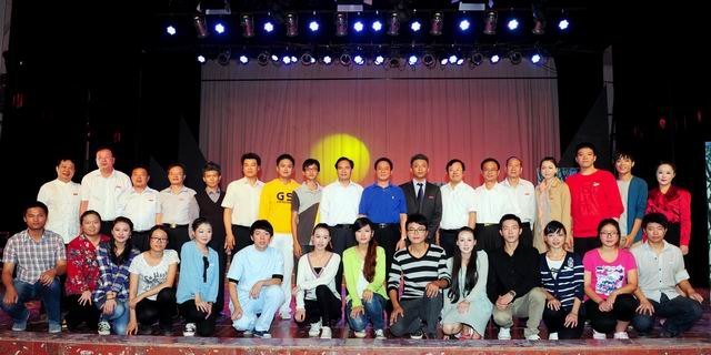 市領(lǐng)導(dǎo)與2012級新生同看《上大學(xué)》