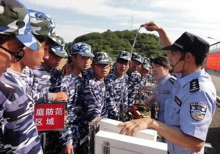 警校聯動加強新生安全防范教育