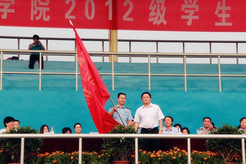 三峽大學科技學院舉行2012級學生軍訓開訓典禮