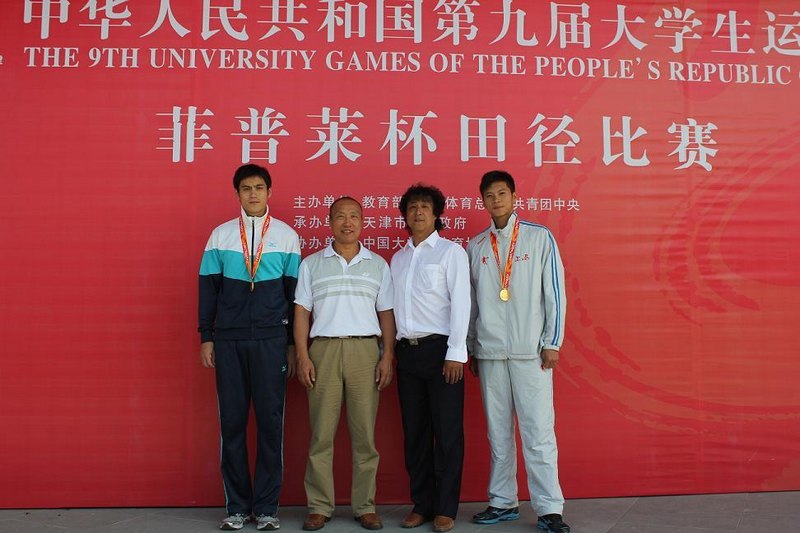 東華大學田徑健兒姚捷、鄭新陽在第九屆大運會田徑比賽中獲得兩枚金牌