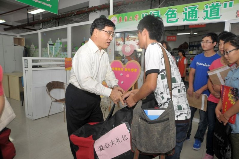 東華大學(xué)“綠色通道”助159位貧困學(xué)子順利入學(xué)