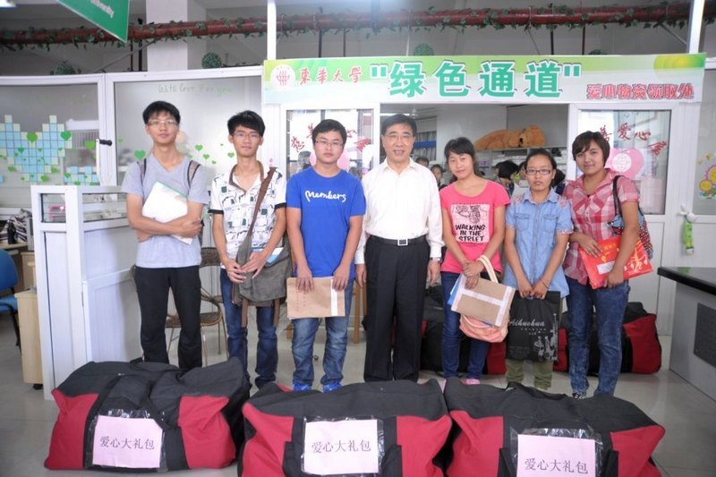 東華大學(xué)“綠色通道”助159位貧困學(xué)子順利入學(xué)