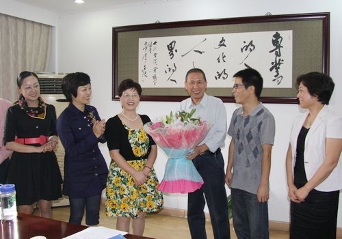 市文聯主席丁琦婭來校調研慰問教師