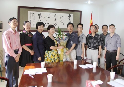 市文聯主席丁琦婭來校調研慰問教師