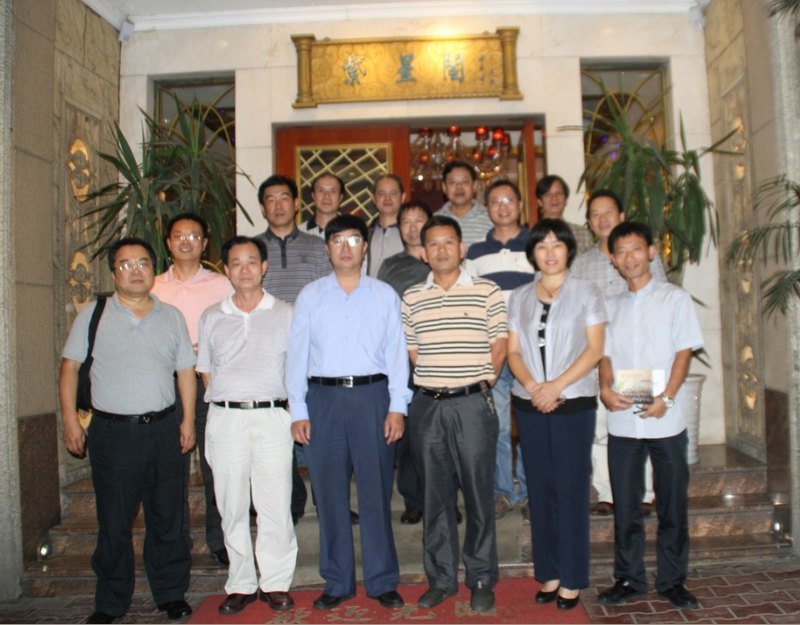 李潤看望成都重慶地區(qū)校友