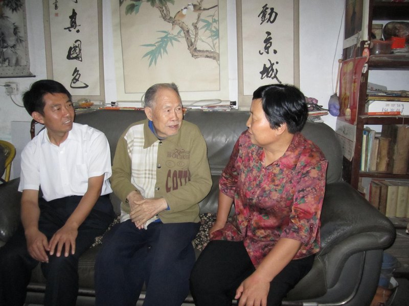 雙節(jié)將至  校黨委副書記王洪彬一行看望原許昌師專離休老干部
