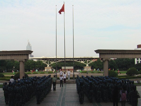 讓夢想起航——常州工學院新學期第一次升國旗儀式舉行
