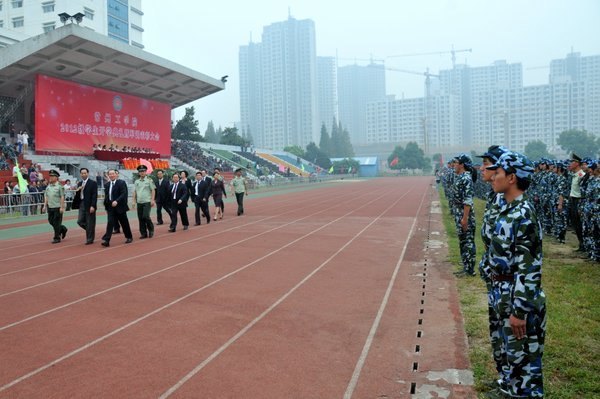 展風(fēng)采 顯豪情 常州工學(xué)院舉行2012級(jí)新生開學(xué)典禮暨軍訓(xùn)表彰大會(huì)