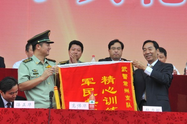 展風(fēng)采 顯豪情 常州工學(xué)院舉行2012級(jí)新生開學(xué)典禮暨軍訓(xùn)表彰大會(huì)