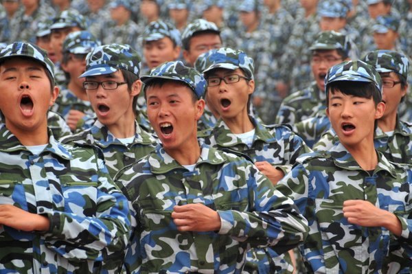 展風(fēng)采 顯豪情 常州工學(xué)院舉行2012級(jí)新生開學(xué)典禮暨軍訓(xùn)表彰大會(huì)