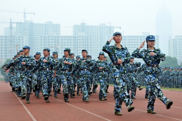 展風(fēng)采 顯豪情 常州工學(xué)院舉行2012級(jí)新生開學(xué)典禮暨軍訓(xùn)表彰大會(huì)