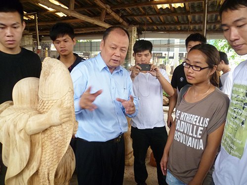 美術(shù)學(xué)院推進(jìn)實(shí)踐教學(xué) 客座教授黃三和現(xiàn)場授課