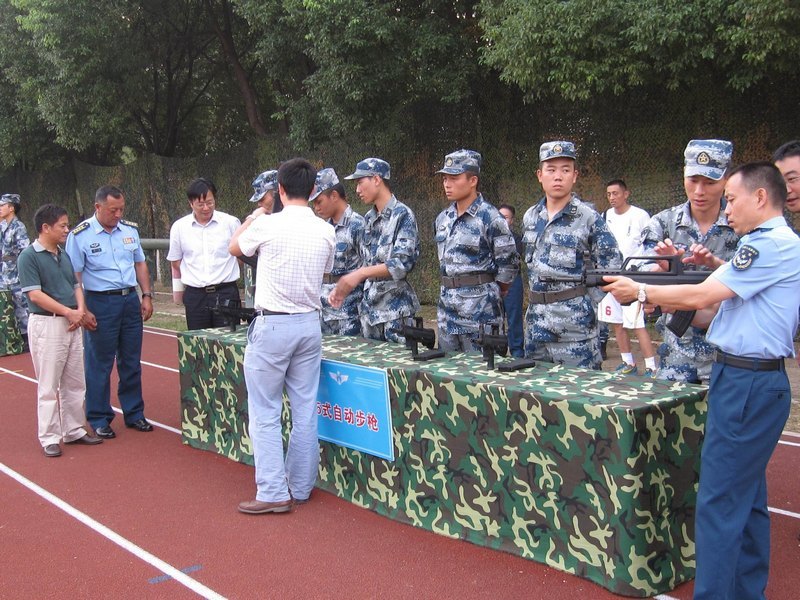 校黨委副書記蔡光興率隊參加部隊開放日活動