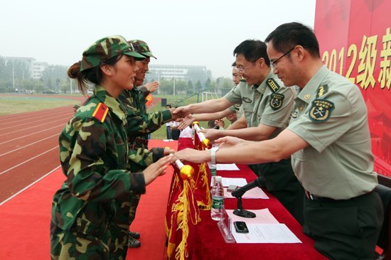 南京理工大學泰州科技學院隆重舉行2012級新生軍訓匯報表演暨表彰大會