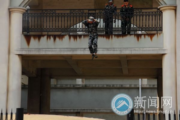 消防演習開啟新生安全教育第一課