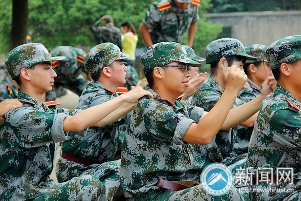 【科大聚焦】開學送三禮  不是“蘋果”是軍訓