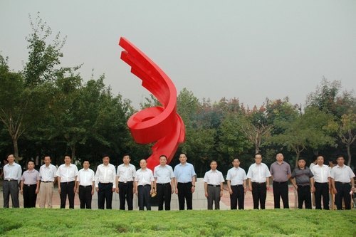 新校區建設十周年紀念雕塑“承啟”落成