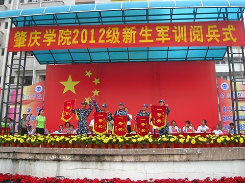 6000余名新生接受檢閱 兩周辛勞上交完美答卷