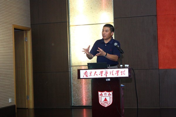 江蘇省化工行業協會執行副會長趙偉健教授來金陵學院做專題報告
