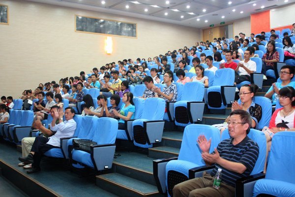 江蘇省化工行業協會執行副會長趙偉健教授來金陵學院做專題報告