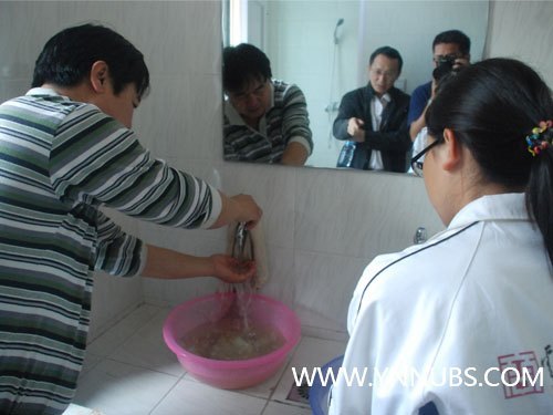 章秉純、何福全深入學生宿舍食堂親切看望新生