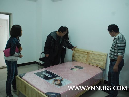 章秉純、何福全深入學生宿舍食堂親切看望新生